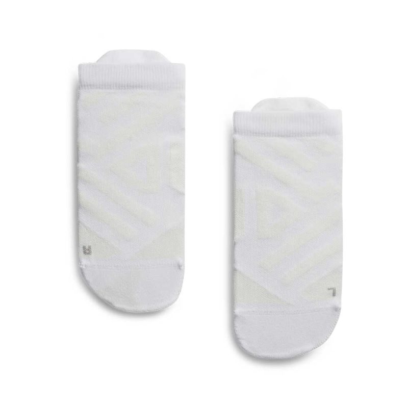 345.00822 low sock fw22 white ivory w packshot